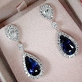 Luxe peervormige blauwe kristallen druppeloorbellen met diamanten halo in doosje - Peervormige Druppeloorbellen (HS358)