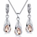 Détails d'une parure en argent avec zircons champagne et pendentifs en forme de goutte - Strass Champagne
