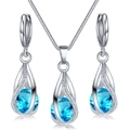 Détail de parure de bijoux argentés avec pendentifs en cristal bleu et zircons blancs - Zircone Bleu Clair