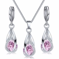 Vue détaillée d'une parure en cristal rose poire avec des accents étincelants - Rose