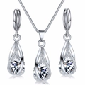 Détail de la parure goutte d'eau avec collier et boucles d'oreilles sertis de zircons ronds - Zircon Blanc