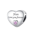 Détail macro du charm coeur en argent S925 avec gravure Nan et zircone rose - Mamie (PCT1013-N)