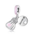 Détail du pendentif gant de boxe avec émail cœur rose et accents de zircons brillants - Style Gant De Boxe Plaque Force (CCT418)