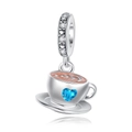 Pendentif tasse à café en argent avec pierre bleue en cœur et cristaux sur fond blanc - Style Tasse De Café Gemme Coeur Bleu (CCT195)
