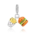Dettaglio macro dei ciondoli smaltati burger e patatine con incastonatura in zirconi - Set Hamburger e Patatine