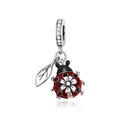 Ciondolo coccinella in argento con smalto rosso e dettagli floreali su sfondo bianco - Stile Coccinella (CCT1262)