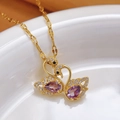 Macro del ciondolo a doppio cigno con pietre viola e zirconi placcati in oro 18 carati - Stile Doppio Cigno (108 + Labbra)