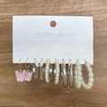 Set di 6 paia di orecchini a farfalla e perle argentate su supporto espositivo - Set Perla Artificiale Farfalla Rosa Argento (HS423-6)