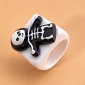 Anello in resina bianca con ciondolo a scheletro nero per uno stile festivo di Halloween - Stile Fantasma (HS498-4)