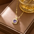 Collana placcata oro 18K con ciondolo quadrato e zircone viola rotondo centrale - Stile Halo Quadrato con Strass Rotondi (111+Labbro)