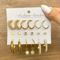 Lot de 6 paires de boucles d'oreilles créoles dorées et clous perle sur carte de mode - Puce Créole Perle Artificielle Or (HS529-42)
