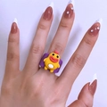 Klobiger lila Harzring mit einer 3D-gelben Comic-Ente und roten Herzakzenten - Lila Gelber Enten-Stil (HS500-11)