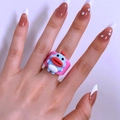 Rosa Comic-Ring aus Kunstharz mit blauer Figur und roten Lippen an der Hand getragen - Blaues Wesen mit Großem Mund (HS500-13)