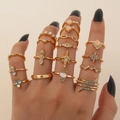17-delige vintage gouden ringenset met sterren en edelstenen aan een modelhand getoond - Verstelbaar Open / Serpentine Ster Bohemian Stijl (HS701-28) / 17-delige set / Goud