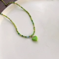 Zomerse kralenketting met groene hartjes hanger en kleurrijke macaron kralen - Groene Hart Stijl (HS725-3)