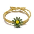 Detail eines gelben Haargummis mit grüner Gänseblümchenblüte und Schleife - Gelbe Schleife Grüne Gänseblümchen (HS916-1) / Gelb