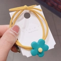 Detalle de goma elástica amarilla con colgante de flor azul en tarjeta blanca - Cuerda Amarilla Con Flor Azul (HS920-1)