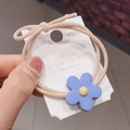 Detalle de goma de pelo con flor azul, núcleo amarillo y cordón elástico rosa en cartón - Cuerda Rosa Beige Claro Con Flor Azul (HS920-3)