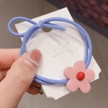 Detalle de goma de pelo trenzada azul con un amuleto de flor rosa en cartulina - Cuerda Azul Claro Con Flor Rosa (HS920-4)