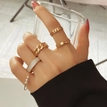 Fünfteiliges goldenes Kettenring-Set für Damen mit Perlen und weißen Emaille-Details - Emaille Kette Perle Stil (HS938-5)