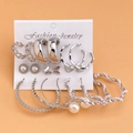 Lot de huit boucles d'oreilles argentées avec perles nacrées et anneaux sur carte - 8 Paires Papillon Perles Artificielles Argent (HS529-34)