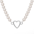 Elegante Perlenkette mit silbernem Herzanhänger auf einem sauberen weißen Hintergrund - Perlenstrang mit silbernem Herzschloss-Stil (HS1464-16)