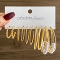 Goldenes 6er-Set Creolen mit Perlen und gedrehten Texturen auf einer Displaykarte - Goldene Mehrstil-Kombination (HS961-2)