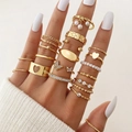 Set di 21 anelli dorati con farfalle e perle indossati sulla mano da donna - Stile Oro (HS1546-15) / Confezione da 21
