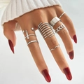 Detail van een trendy zilveren ringenset met spiraal- en kettingpatronen op een model - Zilver (HS1304-33)