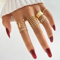 Detail van een zevendelige gouden vintage metalen ringenset gedragen door model - Goud (HS1304-32)