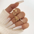 Gouden 4-delige ringenset met vlinder, hart en parels op de hand van een model - Verstelbaar Open / Strik Parel Meisjesstijl (HS701-15) / 5-delige set / Goud