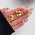 Boucles d'oreilles clous géométriques torsadées dorées avec finition mate sophistiquée - Style Géométrique Torsadé Ajouré (HS1061-5)