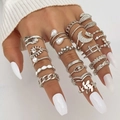 Détails d'un ensemble de 23 bagues argentées avec strass et perles sur fond blanc épuré - Style Vintage Mixte / Argent (HS1304-2)