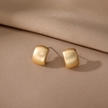Boucles d'oreilles carrées dorées minimalistes avec texture mate et design vintage - Style Vintage Carré Incurvé (HS1061-7)