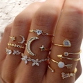 10-teiliges goldenes Boho-Ring-Set mit Mond, Sternen und Herzanhängern sowie funkelnden Kristallen - Stern Mond Herz Stapelbares Set (5923001)