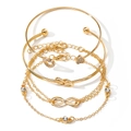 Set de 5 pulseras doradas con dijes de corazón e infinito sobre fondo blanco puro - Colección de Joyas de Mano de 4 Piezas (HS1877-6)