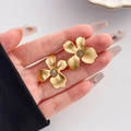 Boucles d'oreilles fleurs en or mat avec pétales texturés et centres scintillants - Style Floral Courbé 3D (HS1061-13)