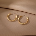Boucles d'oreilles créoles torsadées dorées mates pour femmes au design géométrique en C - Style Boucle Torsadée Mate (HS1061-14)