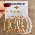 6-teiliges goldenes Ohrring-Set mit Perlen, Strass und gedrehten Creolen auf Karte - Strass Perle Gedrehter Irregulärer Stil (HS1291-3)
