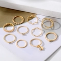 Detail von 10-teiligem goldfarbenem Ring-Set mit Herzmotiven und funkelnden Strasssteinen - 10-teiliges Set / Gold Herz Mond Stern Strass Stil (HS1418-10)