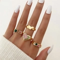 Set de anillos dorados de corazón con circonitas de colores sobre un fondo blanco - Estilo Geométrico De Corazón Dorado (HS1152-1)