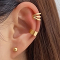 Set di 3 ear cuff dorati con anelli a strati e un orecchino a bottone con perla - Set 3 Pezzi Orecchini Oro Lucido (HS1578-7)