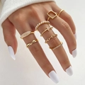 Boheems gouden ringenset met parels, kruisen en strass op een vrouwenhand - Goud (HS1304-7)