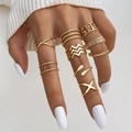 Set van 9 gouden legering ringen met boho kruis- en golfontwerpen op een model hand - Goud (HS1304-25)