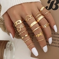 Set van 15 vergulde ringen met vlinder- en hartpatronen gedragen aan een vrouwenhand - Goud (HS1304-28)