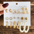 Set di 9 paia di orecchini dorati con perle artificiali, catene e cerchi a spirale - Combo Foglia Perla Catena Dorata (HS1468-4)
