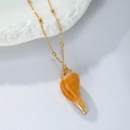 Gouden kralenketting met natuurlijke oranje schelphanger voor een strandlook - Oranje Wulk Stijl (HS1491-1)