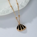 Lange gouden halsketting met zwart geëmailleerde schelphanger en kleine gouden kralen - Zwart Goud Gestreepte Sint-jakobsschelp Stijl (HS1491-3)
