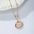 Bohemian ketting met natuurlijke schelphanger met bruine vlekken en gouden kralen - Bruin Gevlekte Witte Schelp Stijl (HS1491-5)