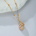 Gouden kralenketting met een natuurlijke gespikkelde schelphanger voor strandmode - Gespikkelde Wulk Stijl (HS1491-6)